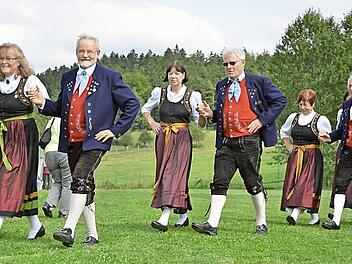 Maßbacher Volkstänzer bei einem Auftritt in Exdorf/Thüringen im Jahre 2015.  Foto: Nöth/Verein