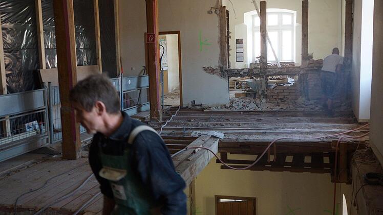 Jetzt wird es staubig im Rathaus. Die Büros sind durch provisorische Trennwände geschützt. Foto: Arkadius Guzy