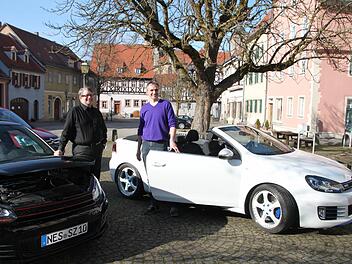 Matthias Scholz (links) und Sascha Vorndran sind begeisterte GTI-Fahrer und teilen diese Leidenschaft mit vielen anderen bei den Saisontreffen in Münnerstadt.Archiv/Heike Beudert