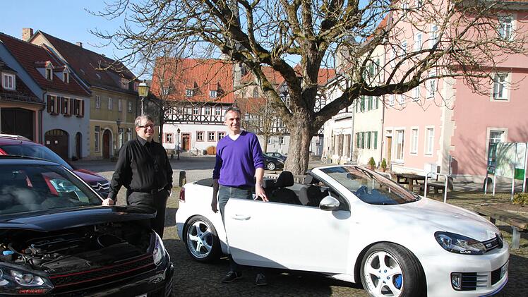 Matthias Scholz (links) und Sascha Vorndran sind begeisterte GTI-Fahrer und teilen diese Leidenschaft mit vielen anderen bei den Saisontreffen in Münnerstadt.Archiv/Heike Beudert