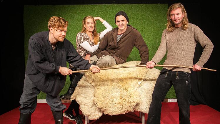 Die Theaterwerkstatt Haßfurt bringt als Weihnachtsmärchen "Die Abenteuer des starken Wanja" von Otfried Preußler auf die Bühne. Unser Bild zeigt die Schauspieler (von links) Benjamin Bochmann, Nadine Panjas, Martin Habermeyer und Felix Pielmeier.  Ulrike Langer