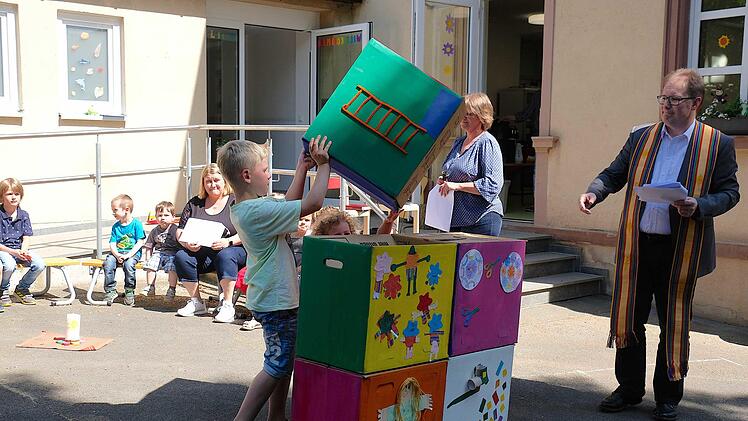 Spaß hatten die Kids bei ihrem Auftritt. Singend erklärten sie die wichtigsten Aufgaben eines Kindergartens.Gerd Schaar