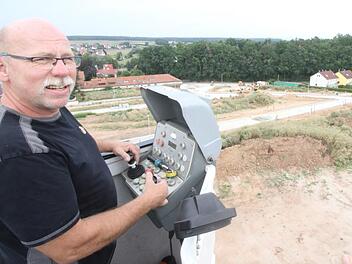 Jürgen Gügel thront weit über dem Geschehen. Normalerweise montiert er die Lampen an den Straßenlaternen. Er ist aber auch der Mann, der den Reportern einen Überblick über das Geschehen verschaffen kann.  Fotos: Michael Busch