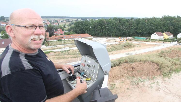 Jürgen Gügel thront weit über dem Geschehen. Normalerweise montiert er die Lampen an den Straßenlaternen. Er ist aber auch der Mann, der den Reportern einen Überblick über das Geschehen verschaffen kann.  Fotos: Michael Busch