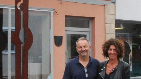 Bernd Späth und Beate Heller vor der umgestalteten Remise in der Wiesenstraße.Christiane Lehmann
