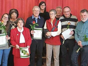 Bei den Neuwahlen des Tierschutzvereins löste Angela Spornika die langjährige Vorsitzende Siegrid Ott-Beterke, die nicht mehr kandidierte, ab. Von links: Dina Bansemir, Marielies Mehnert, Hedwig Sollmann, Hans Lotter, 1. Vorsitzende Angela Sporniak, Siegrid Ott-Beterke, Joachim Lessing, Dieter Wilde und Ulrich Baudler. Foto: Wolfgang Desombre