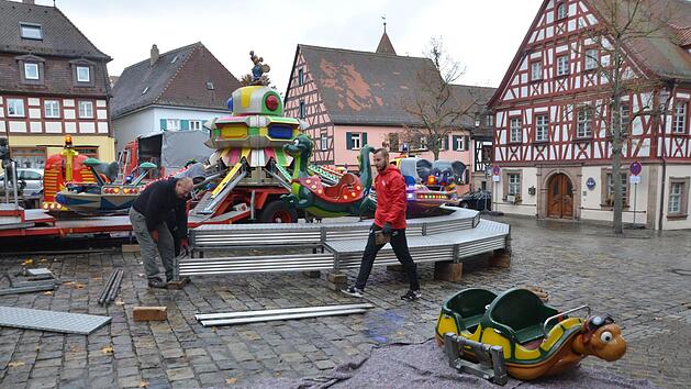 Der Aufbau der Martinikirchweih hat am Mittwoch begonnen.  Foto: Bernhard Panzer