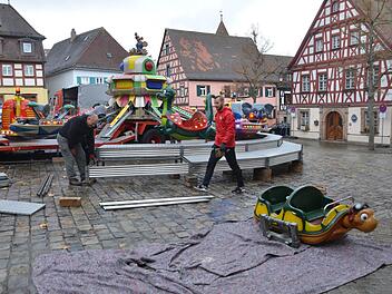 Der Aufbau der Martinikirchweih hat am Mittwoch begonnen.  Foto: Bernhard Panzer