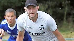 Ketschendorfs Keeper Daniel Rutz verstärkt ab der Rückrunde den Landesligisten SC Ebersdorf; im Hintergrund Ketschendorfs Spielertrainer Patrick Schuberth.