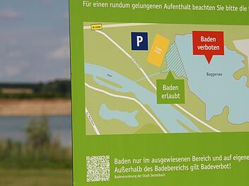Kreis Kitzingen: Mann treibt tot in Baggersee - Gegenstand gibt Rätsel auf