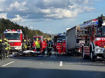 Schwerer Verkehrsunfall auf A3 bei Erlangen &ndash; Kleinlaster kracht in Lkw