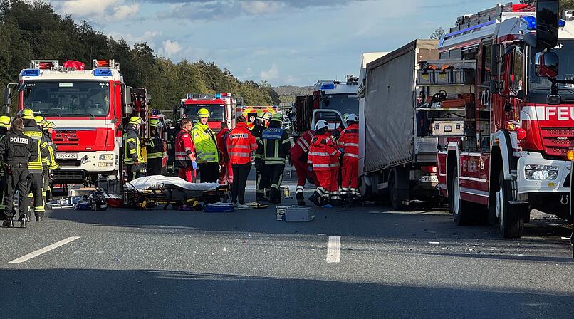 Schwerer Verkehrsunfall auf A3 bei Erlangen &ndash; Kleinlaster kracht in Lkw