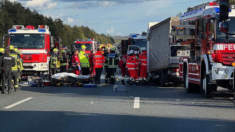 Schwerer Verkehrsunfall auf A3 bei Erlangen &ndash; Kleintransporter f&auml;hrt auf Sattelzug auf
