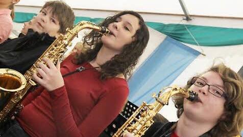 Die Bigband des Meranier-Gymnasiums spielte für die Festgäste die  Melodie von "Pink Panther".