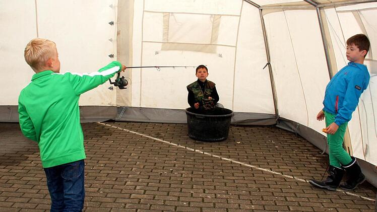 Mike, Alexander und Alexander beim Zielwerfen Foto: Johanna Blum