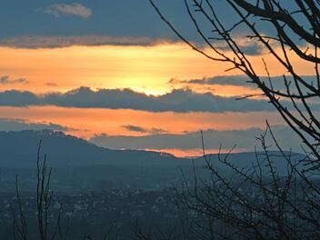 Ein herrlicher Sonnenuntergang über der Gemeinde Knetzgau, von Zeil aus betrachtet. Ein Spaziergang Richtung Hohe Wann lohnt immer.
