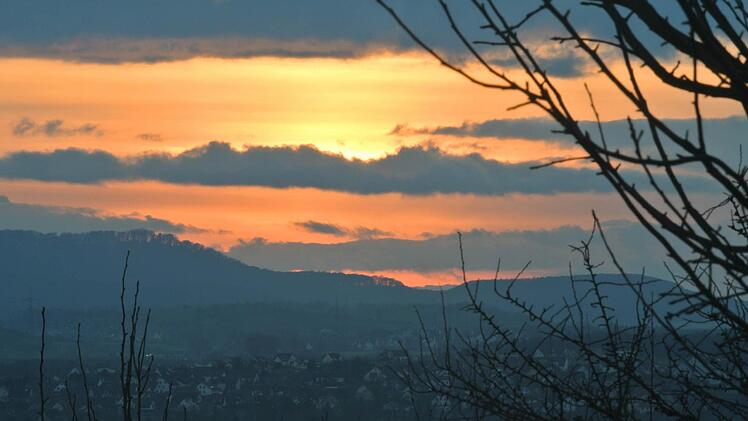 Ein herrlicher Sonnenuntergang über der Gemeinde Knetzgau, von Zeil aus betrachtet. Ein Spaziergang Richtung Hohe Wann lohnt immer.
