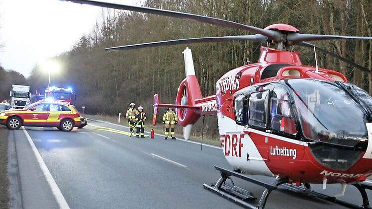 Ein Rettungshubschrauber brachte die lebensgefährlich verletzte VW-Fahrerin in ein Krankenhaus nach Suhl.