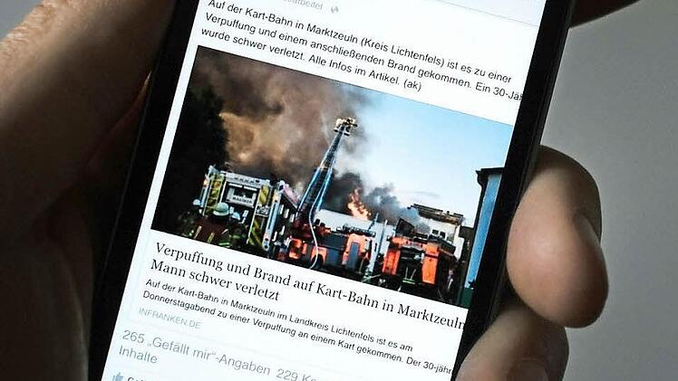Tausende Leser beobachteten am Abend des 9. Juli den Verlauf des Kartbahn-Brands in Marktzeuln über unsere Facebook-Präsenz. Sie erkundigten sich nach dem Zustand des Schwerverletzten und der Verkehrsführung oder brachten neue Details mit ein. Foto: Hendrik Steffens