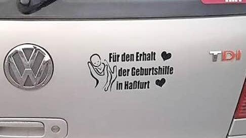 Viele zeigen ihre Unterstützung und haben sich diesen Aufkleber "Für den Erhalt der Geburtshilfe in Haßfurt" aufs Auto geklebt.  Foto: privat