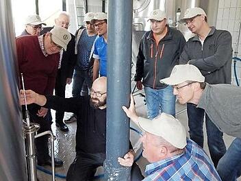 Braumeister Bernd Weibbrecht (knieend) erklärt den Bierpraktikanten das Würzespindeln.  Foto: Horst Wunner