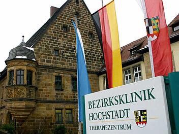 Die Bezirksklinik in Hochstadt ist ein Therapiezentrum für Suchtkranke.Matthias Einwag