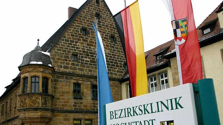 Die Bezirksklinik in Hochstadt ist ein Therapiezentrum für Suchtkranke.Matthias Einwag