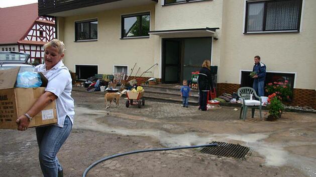 Flut auf den Straßen, Wasser aus den Gullis, Keller liefen voll.  874 Haushalte im Landkreis Forchheim  waren 2007 von der Flut betroffen. Hier wird in Langensendelbach Hausrat  geboren.Michael Wuttke