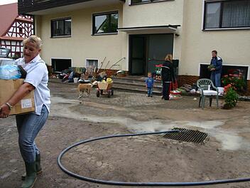 Flut auf den Straßen, Wasser aus den Gullis, Keller liefen voll.  874 Haushalte im Landkreis Forchheim  waren 2007 von der Flut betroffen. Hier wird in Langensendelbach Hausrat  geboren.Michael Wuttke
