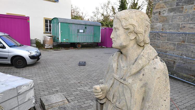 Beim Abbau des Ehrenmals in  Hallstadt. Foto: R. Rinklef