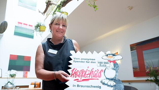 Die Hospizleiterin Petra Gottsand h&auml;lt die "Wundert&uuml;te" in der die Spende &uuml;bergeben wurde  in den H&auml;nden. Ein anonymer Wohlt&auml;ter hat in Braunschweig 100 000 Euro an ein Hospiz gespendet. Foto: Peter Steffen/dpa
