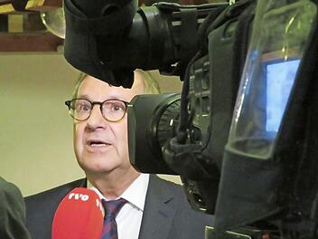 Jan Hofer beim TV-Interview: Alle Medien interessierten sich nach dem Vortrag für die Arbeit des "Mr. Tagesschau".  Fotos: Monika Schütz