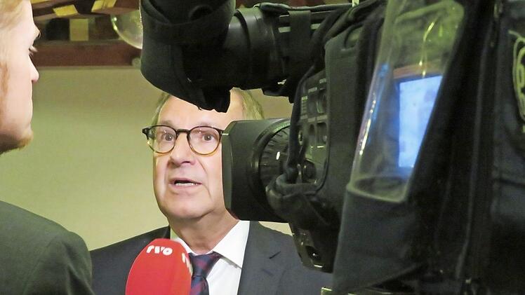 Jan Hofer beim TV-Interview: Alle Medien interessierten sich nach dem Vortrag für die Arbeit des "Mr. Tagesschau".  Fotos: Monika Schütz