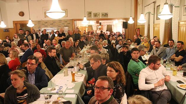 Mehr Zuh&ouml;rer als Sitzpl&auml;tze: Viele wollen dabei sein bei der Podiumsdiskussion zur OB-Wahl im Gasthof Geuther.Foto: J&uuml;rgen G&auml;rtner