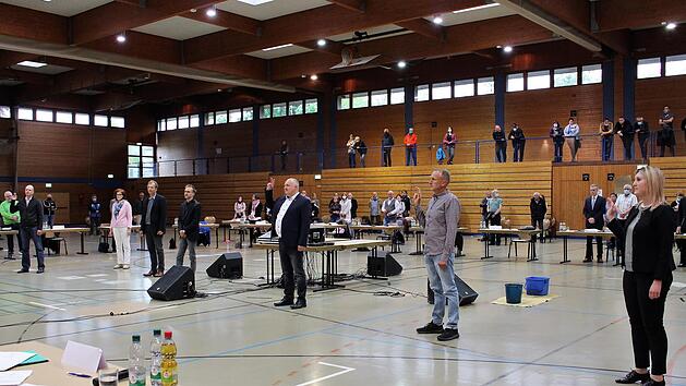 Sieben neue Stadträte wurden in der gut besuchten konstituierenden Sitzung durch Bürgermeister Brehm vereidigt. Evi Seeger