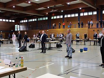 Sieben neue Stadträte wurden in der gut besuchten konstituierenden Sitzung durch Bürgermeister Brehm vereidigt. Evi Seeger