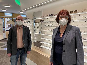 Inhaber Jochen Köllmer dankt Augenoptikerin Angela Türk für 40-jährige Betriebstreue