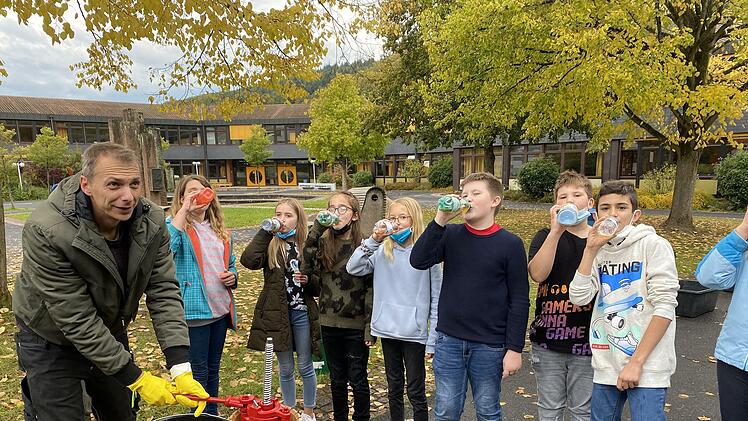 Waschen, pressen, trinken: Der eigenhändig zubereitete frische Apfelsaft schmeckt. Realschul-Direktor Michael Kreil schenkt den Fünftklässlern ein.