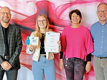 Von links nach rechts zeigt das Foto Dr. J&uuml;rgen Balles, Lina Hoch, Dunja K&ouml;szegi und Frank Kugler.