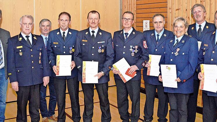 Auf dem Bild von links: Landrat Klaus Löffler, Kreisbrandrat Joachim Ranzenberger, Zweiter Bürgermeister Gerhard Eidelloth, Kreisbrandmeister Markus Reischl und Markus Wachter, Kommandant Frank Wich, Markus Butz, Feuerwehrärztin Dr. Ines Pechtold ...