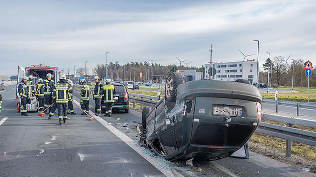 Auto &uuml;berschl&auml;gt sich auf der A3 bei Wachenroth