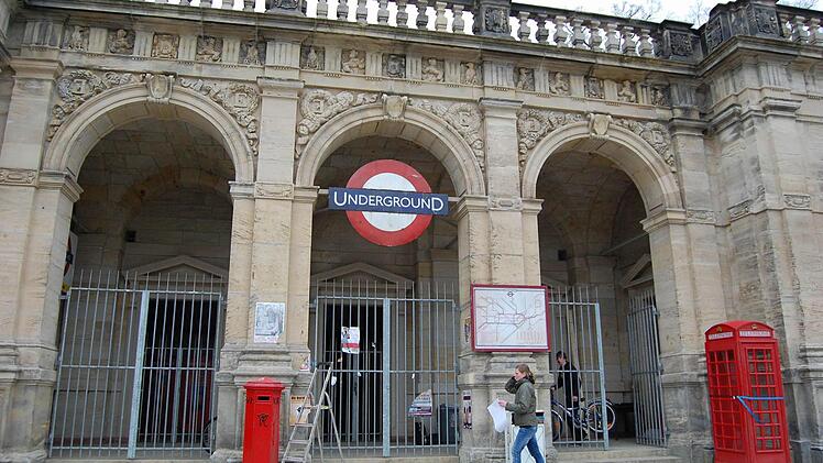 Bei den Dreharbeiten wurde aus den Arkaden am Coburger Schlossplatz kurzerhand eine Londoner U-Bahn-Station. Fotos: Archiv / Oliver Schmidt