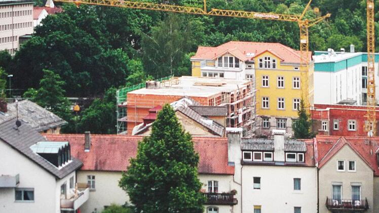 Die "Eulenburg" während der Sanierung mit dem Rohbau des Hotels davor Foto: Helga Brauner