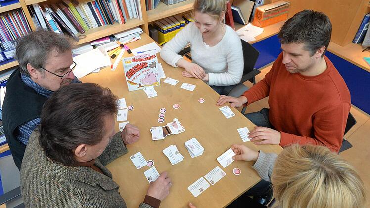Verspielt im Büro: Unsere Redakteure spielen "Sauschwer" und stellen fest: Leichtgewichte haben da keine Chance. Foto: Ronald Rinklef