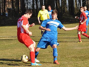 Für den FSV Ziegelerden mit Dominik Schirmer (blaues Trikot) gegen den TSV Staffelstein II im Kampf um den Klassenerhalt nur ein Sieg. Foto: Herbert Kalb