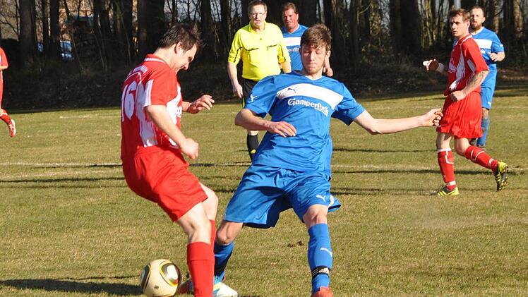Für den FSV Ziegelerden mit Dominik Schirmer (blaues Trikot) gegen den TSV Staffelstein II im Kampf um den Klassenerhalt nur ein Sieg. Foto: Herbert Kalb