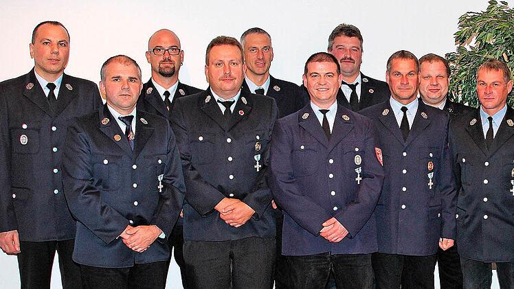 Insgesamt 350 Jahre Dienst in den Freiwilligen Feuerwehr der Münnerstädter Stadtteile haben diese 14 Floriansjünger geleistet. Sie wurden für jeweils 25 Jahre geehrt.  Fotos: Dieter Britz