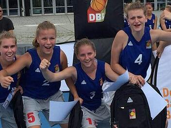 Vier Bamberger Basketballtalente freuen sich &uuml;ber ihren deutschen Meistertitel, v.&nbsp;l.: Franziska Hager, Julika Gese, Isabell Goller, Anika Hartmann  Foto: privat