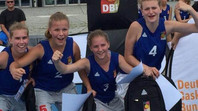 Vier Bamberger Basketballtalente freuen sich &uuml;ber ihren deutschen Meistertitel, v.&nbsp;l.: Franziska Hager, Julika Gese, Isabell Goller, Anika Hartmann  Foto: privat