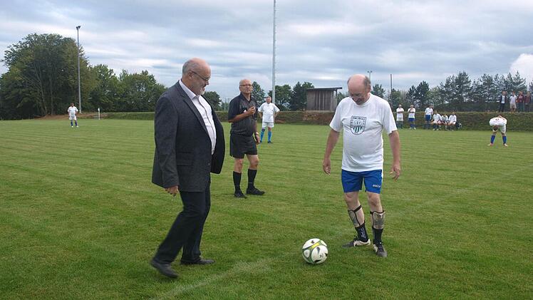 Von einem Kuhn zum anderen: Den Anstoß übernahm Bürgermeister Franz Kuhn mit Pass zu Architekt Burkard Kuhn, der die Fußballstiefel geschnürt hatte. Foto: Stefan Geiger